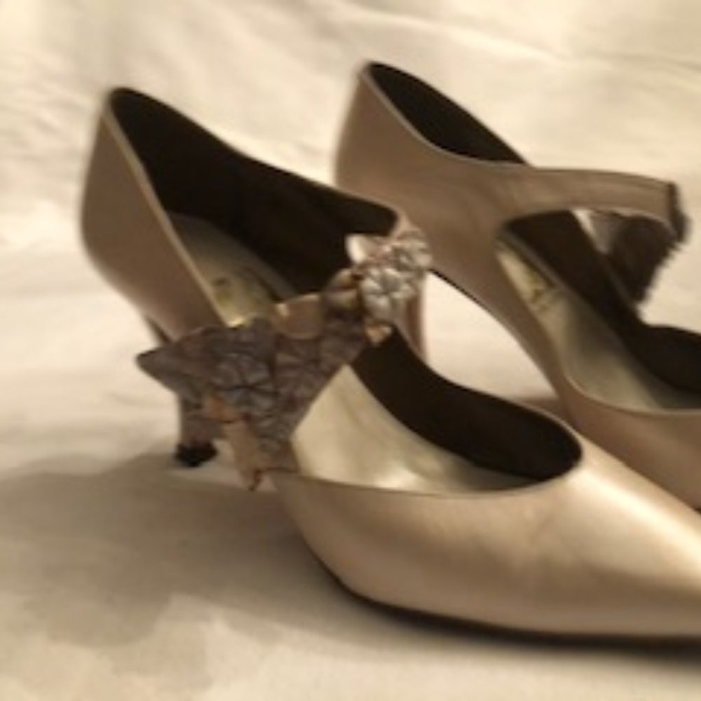 Leyla Mitra Ivory Floral Pump